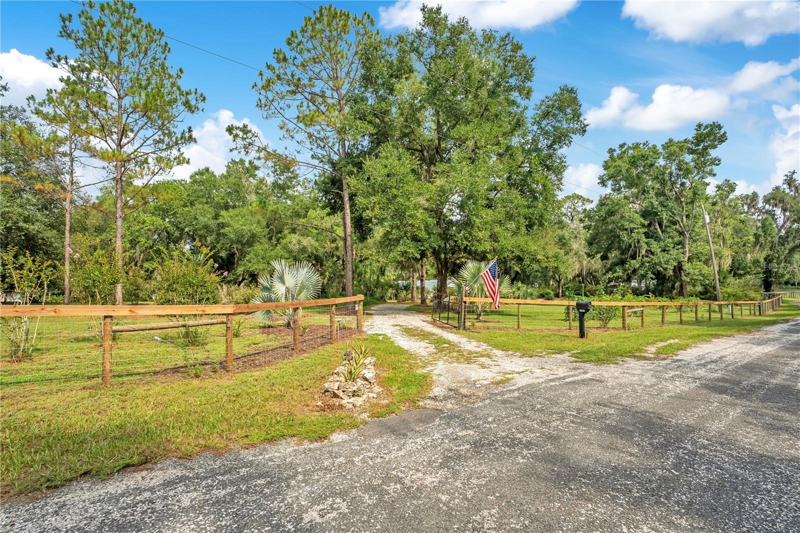 Listing photo 3 for 41832 Carrie Ln