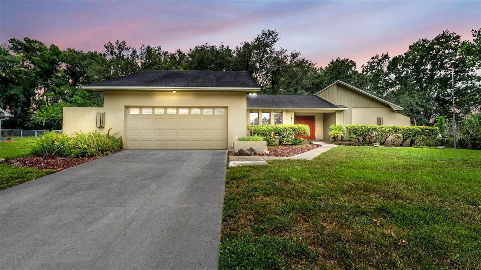 Listing photo 1 for 717 Woodhill Dr