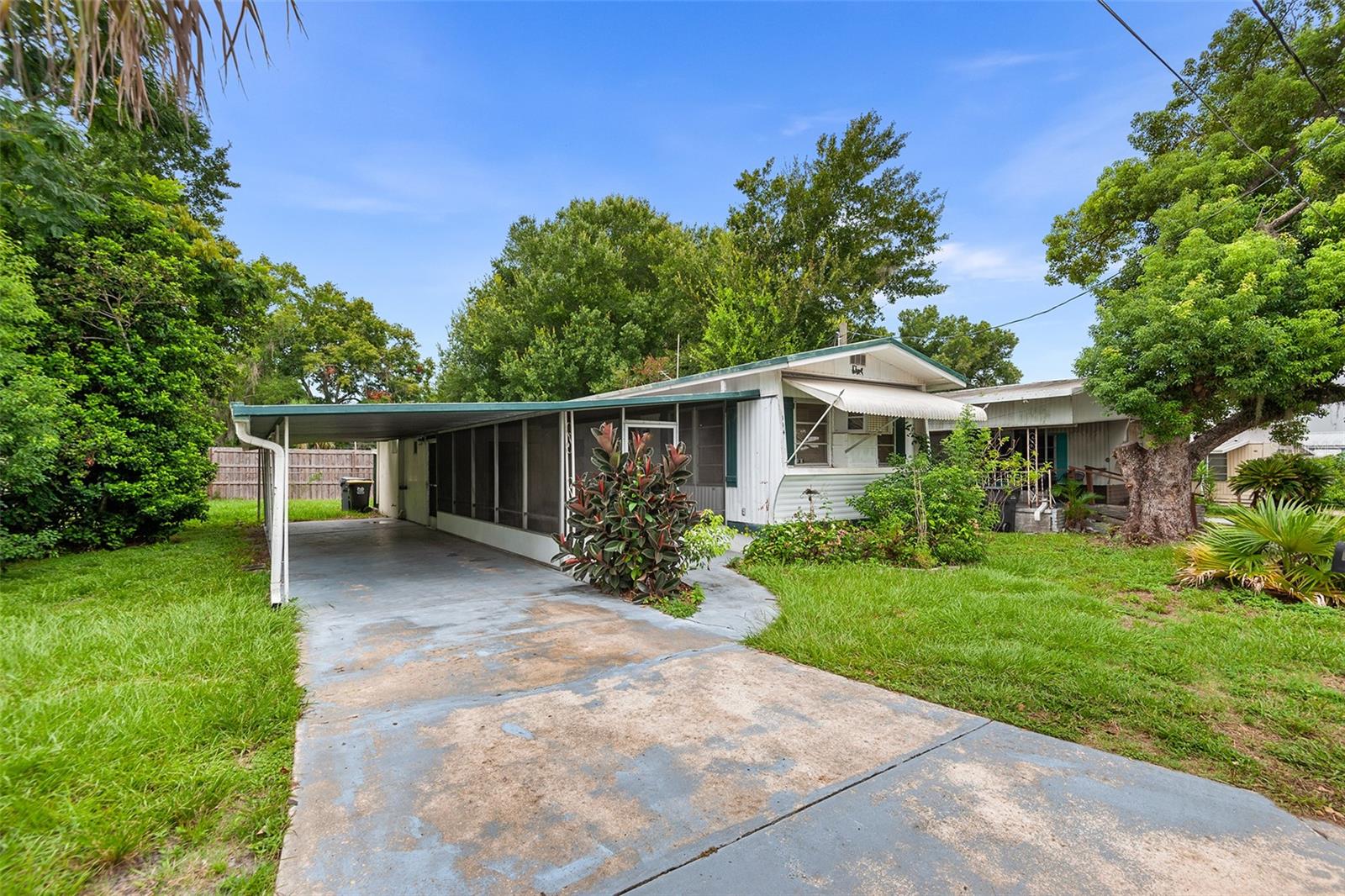 Listing photo 1 for 114 Lakeside Dr