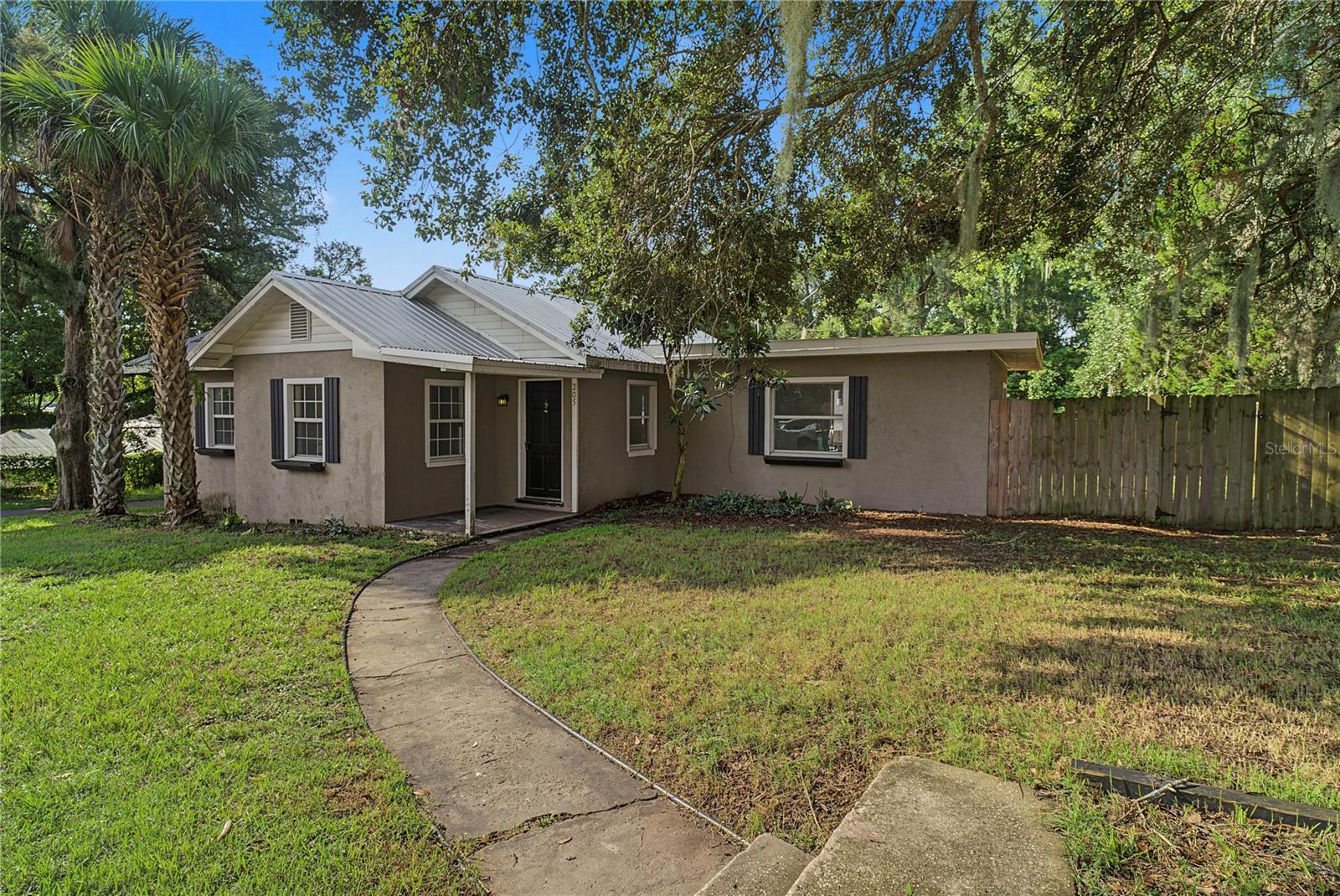 Listing photo 1 for 205 E Fountain St
