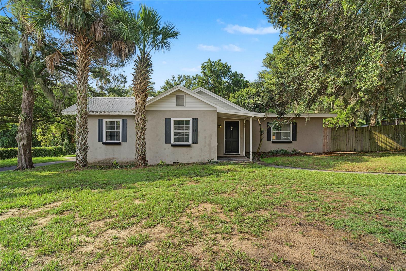 Listing photo 2 for 205 E Fountain St
