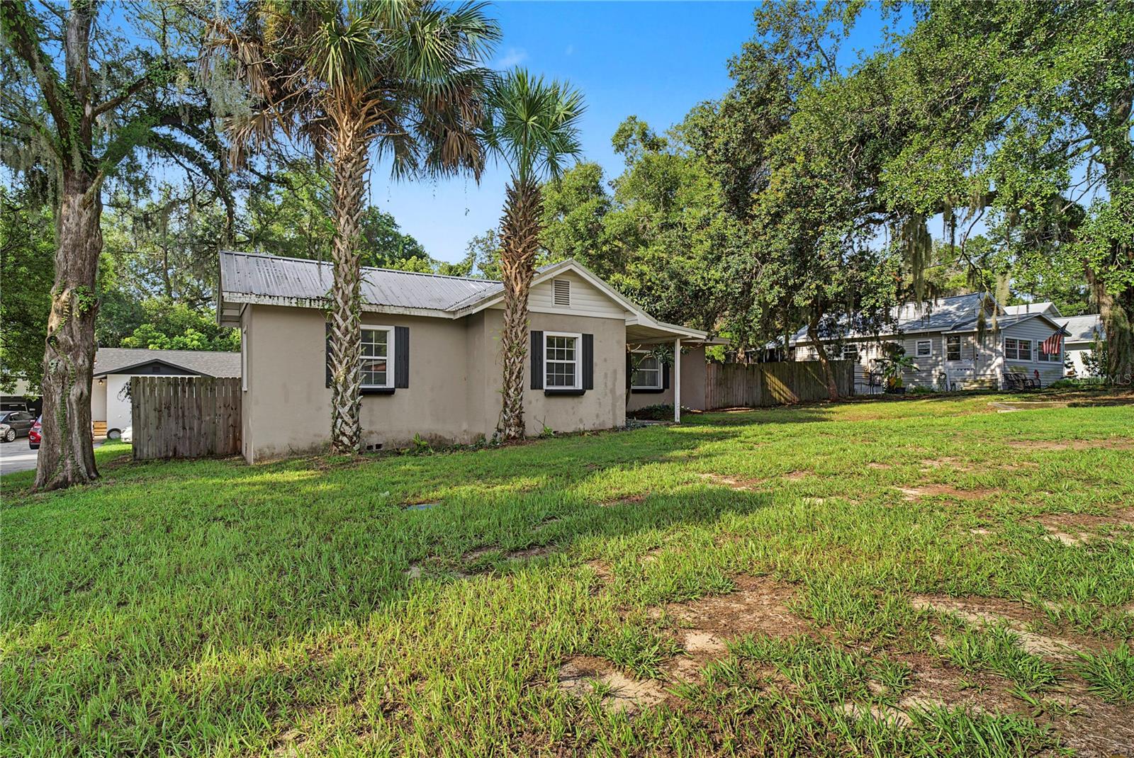 Listing photo 3 for 205 E Fountain St