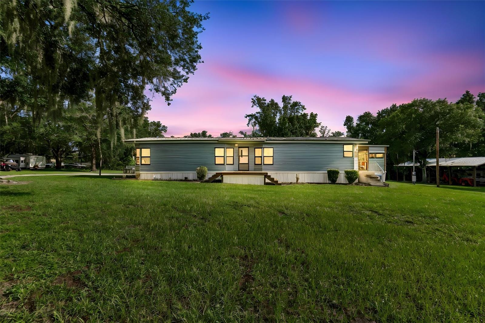 Listing photo 1 for 6325 Oakview Ln