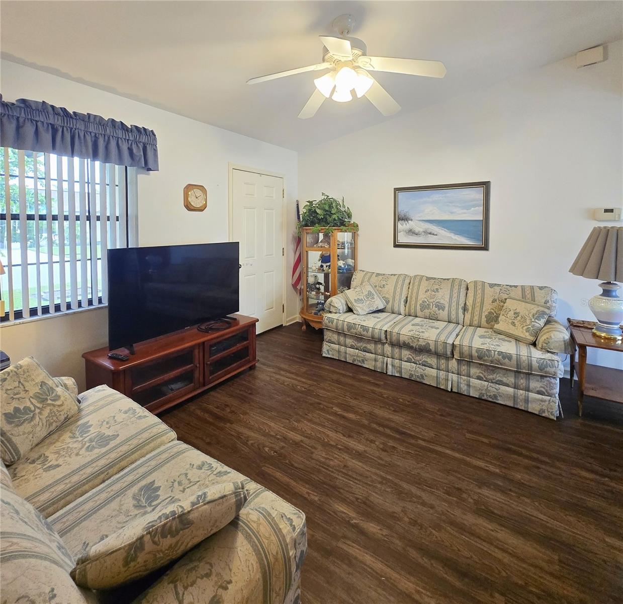 Listing photo 3 for 41 N 20th St #18
