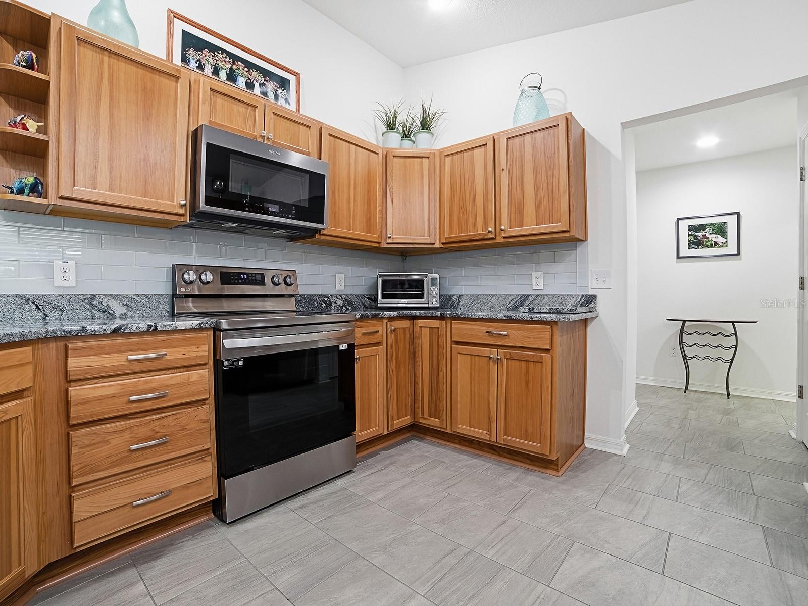 Listing photo 3 for 843 Clifford Ct