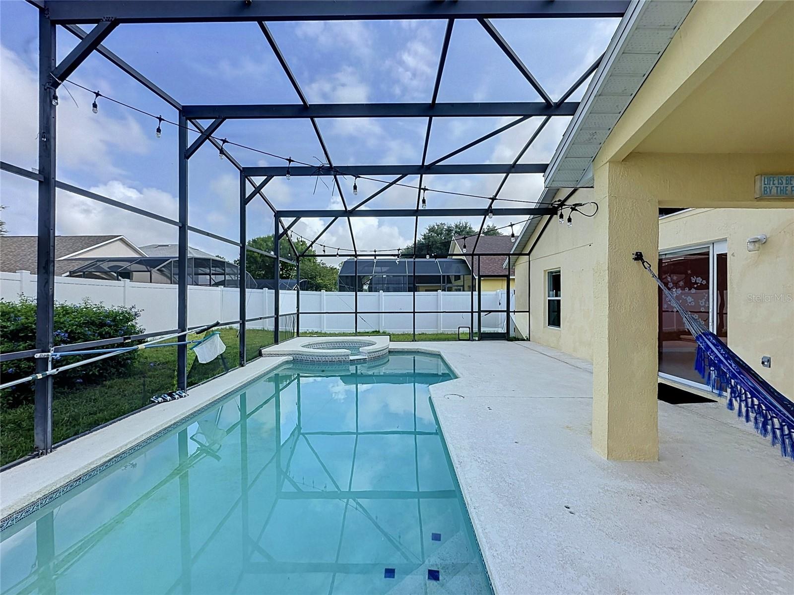 Listing photo 2 for 3122 Montserrat Way
