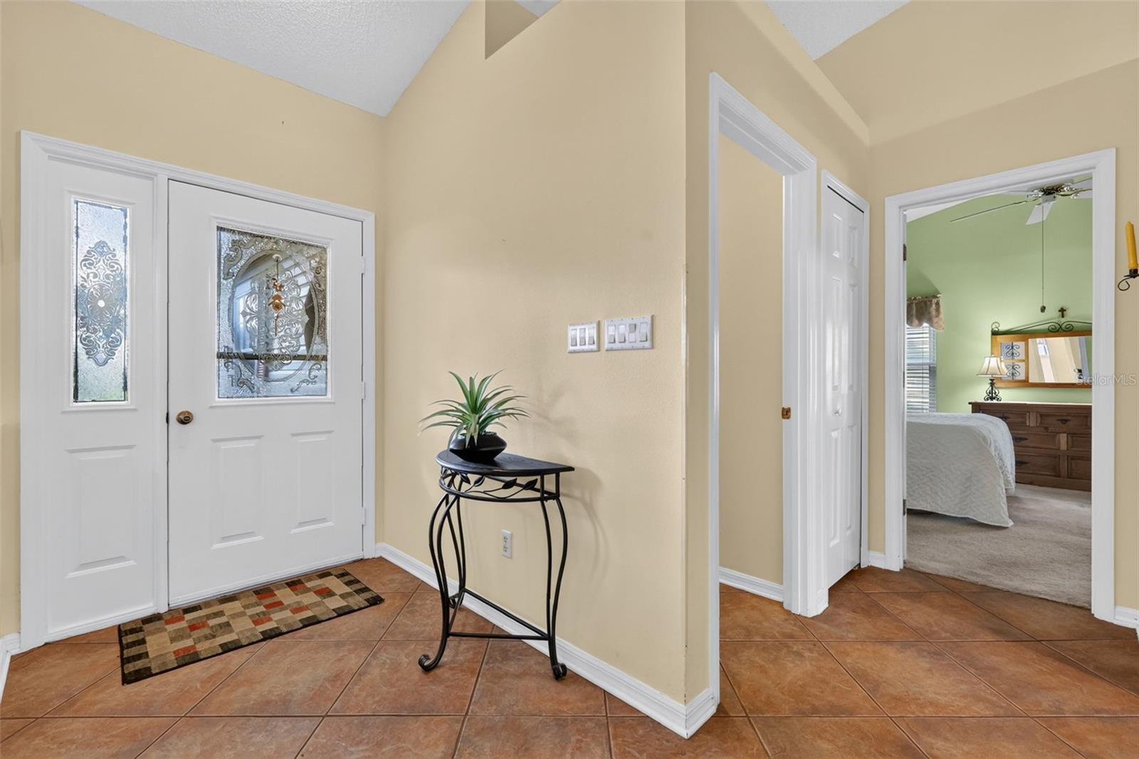 Listing photo 3 for 25333 River Crest Dr