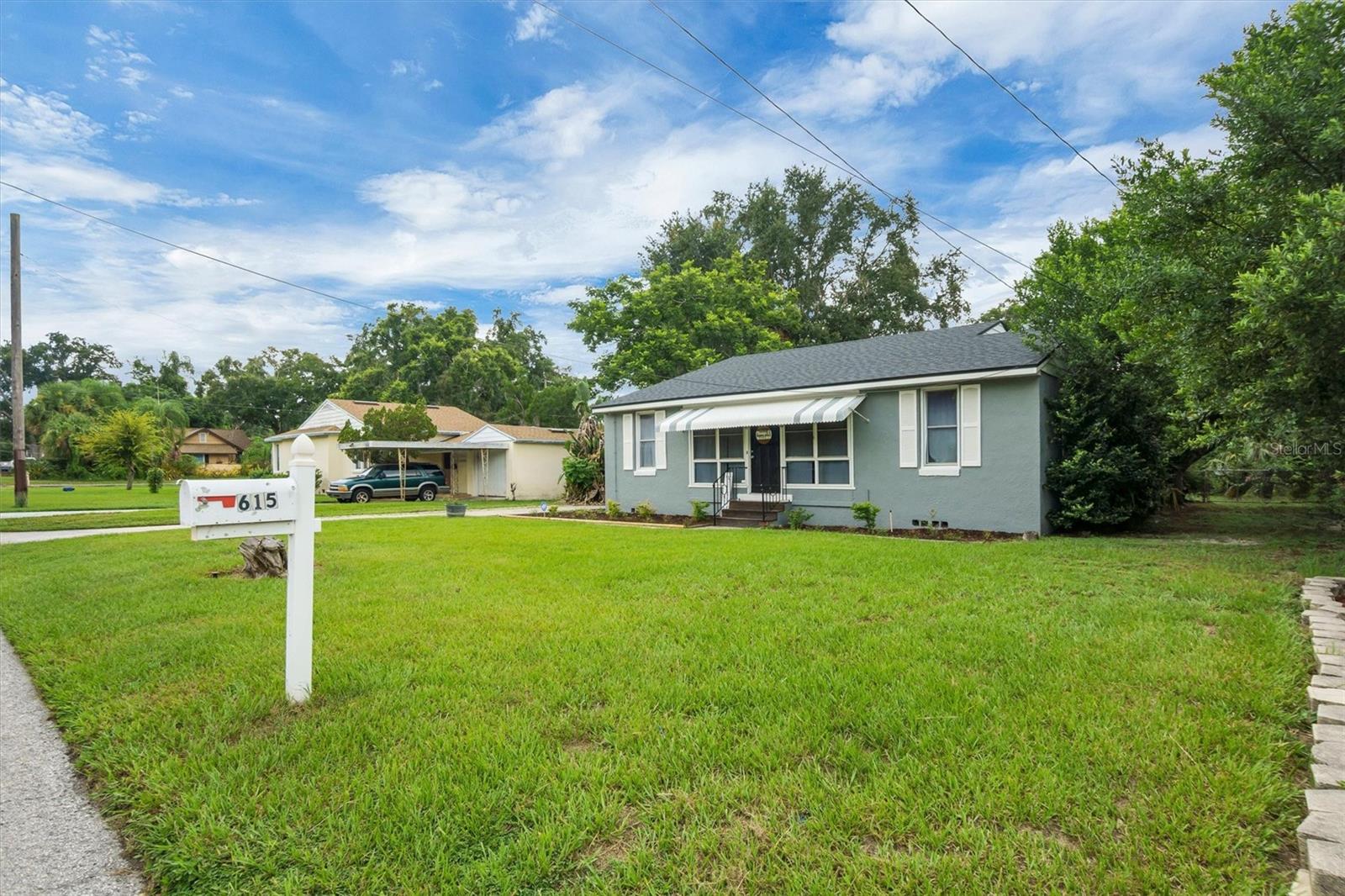 Listing photo 3 for 615 Avenue A Ne