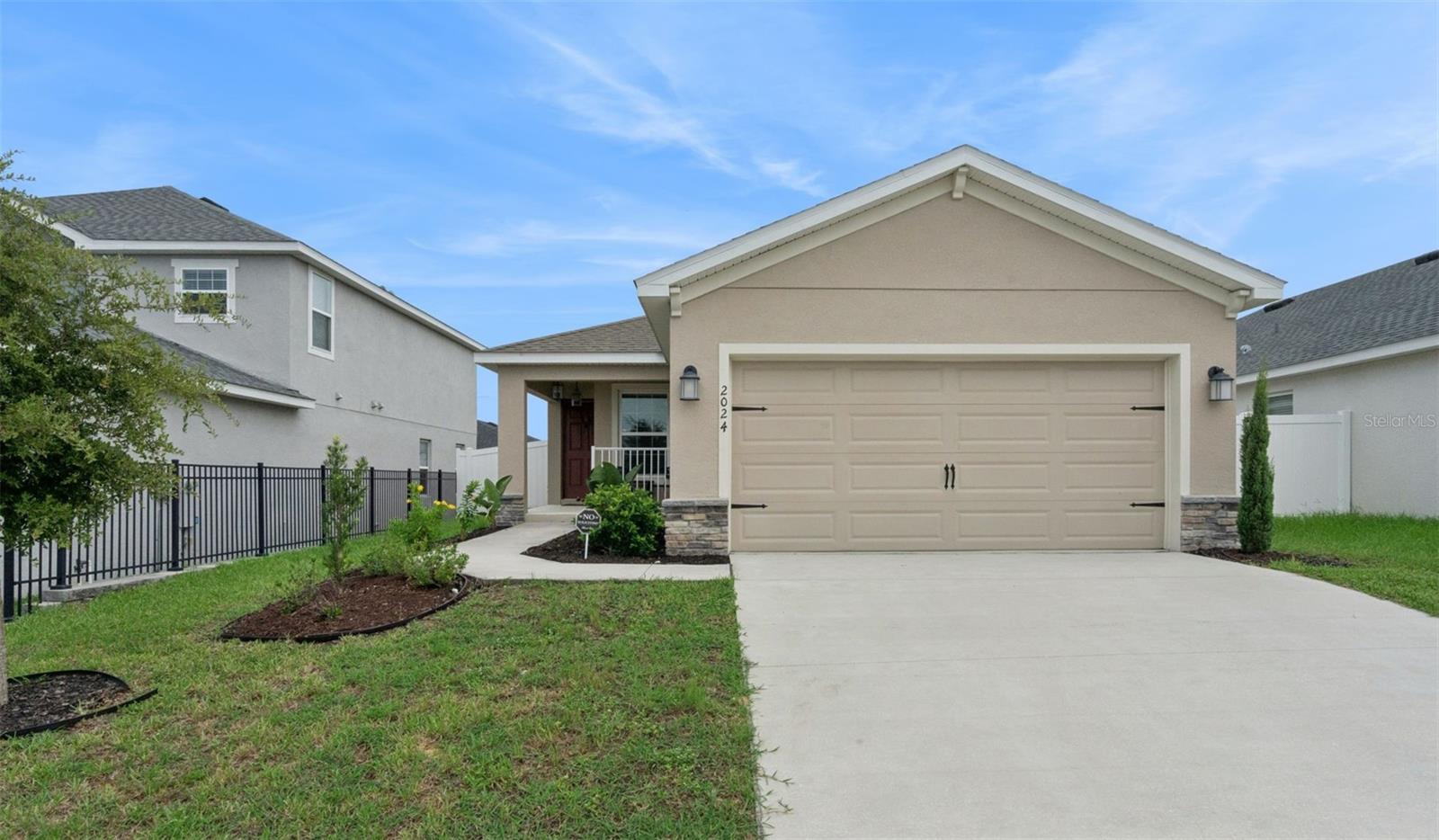 Listing photo 1 for 2024 Noble Dr