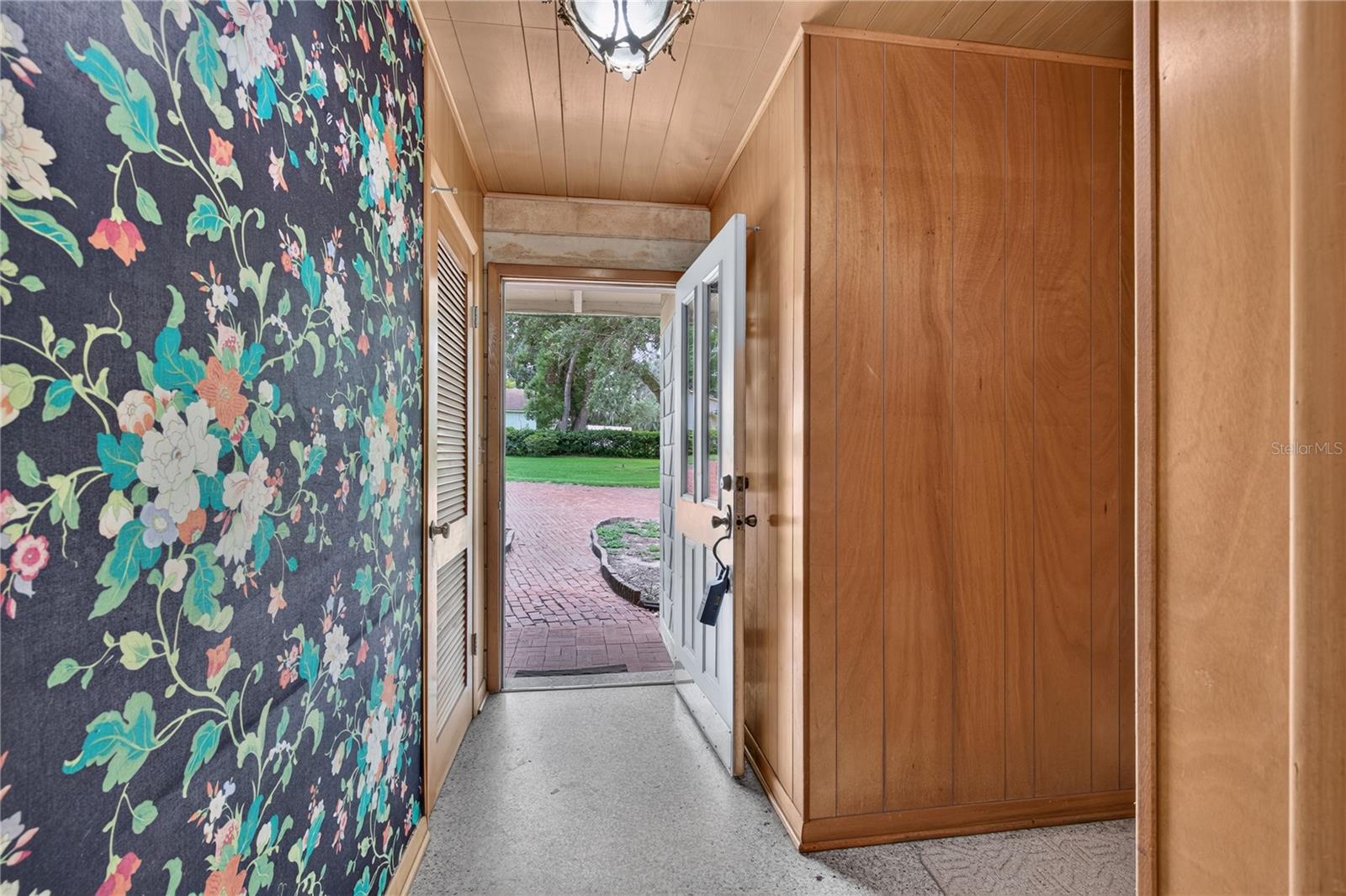Listing photo 2 for 2435 Broadvue Ave