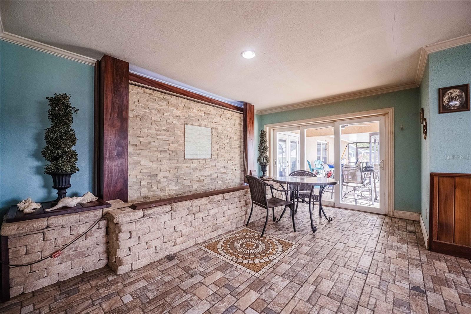 Listing photo 3 for 205 Thomas Ct