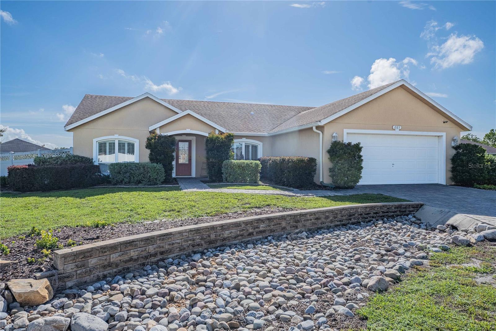 Listing photo 1 for 205 Thomas Ct