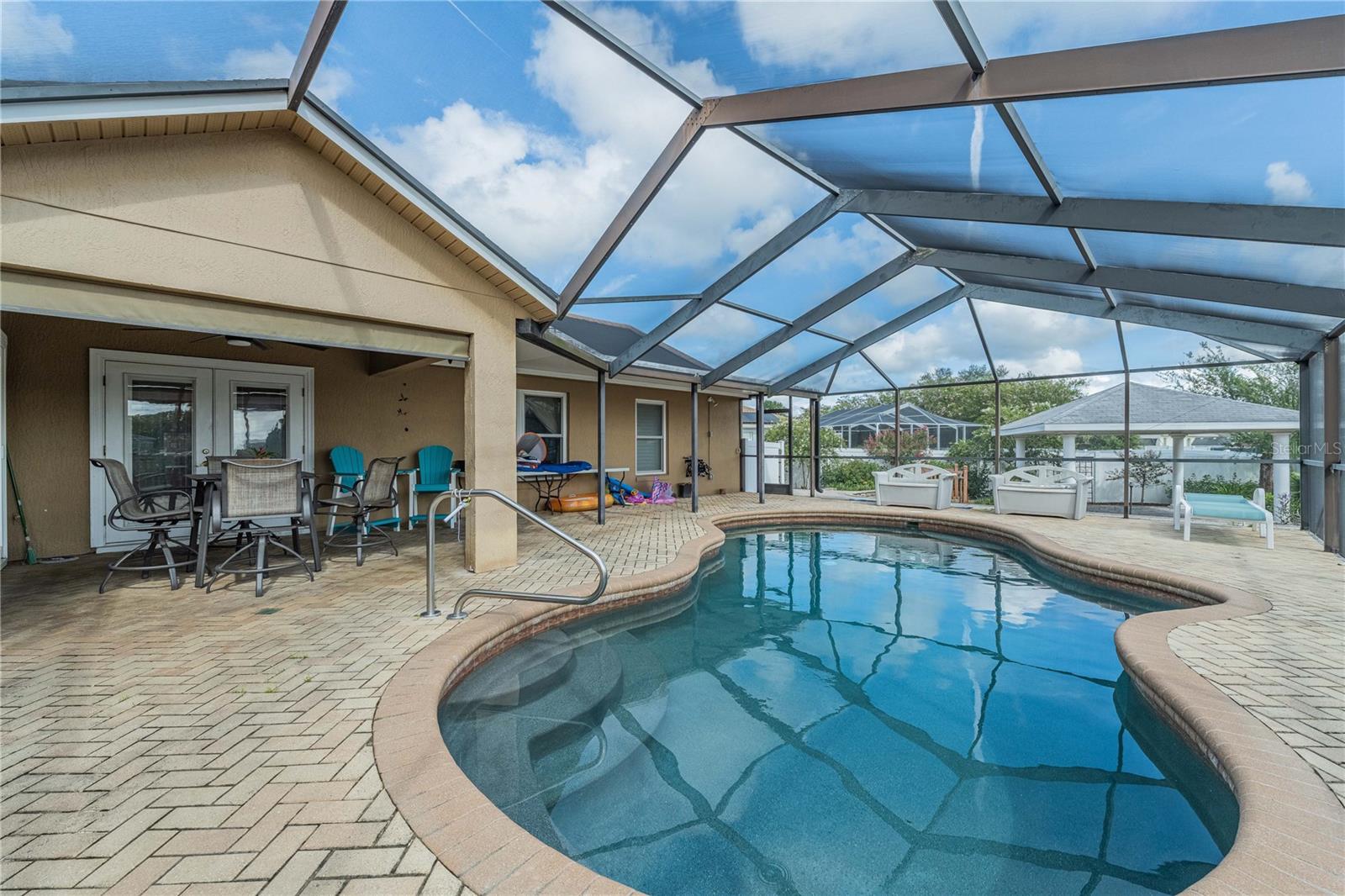 Listing photo 2 for 205 Thomas Ct