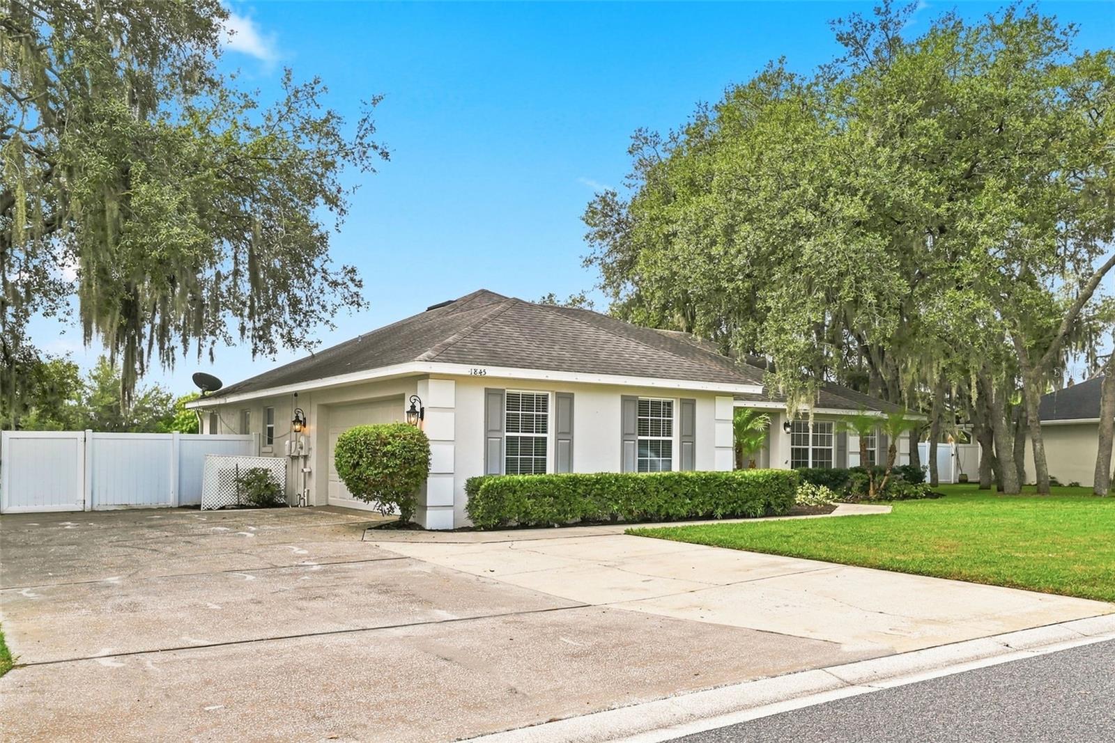Listing photo 3 for 1845 Farrington Dr