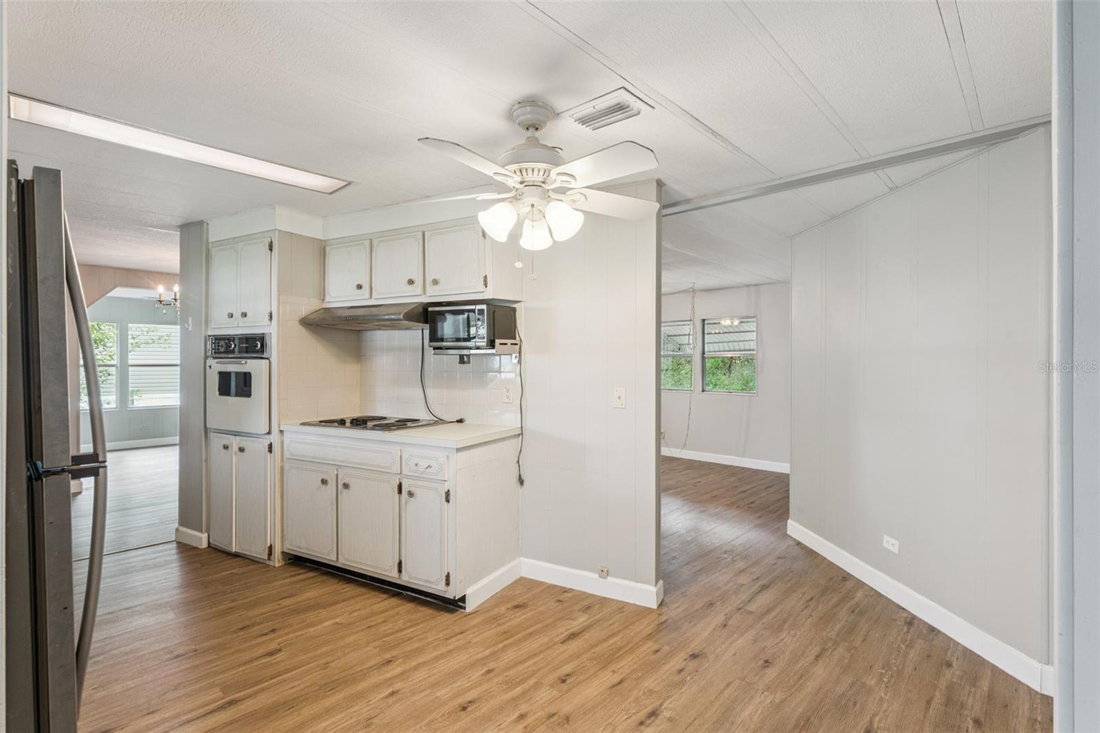Listing photo 3 for 16842 Elderberry Dr