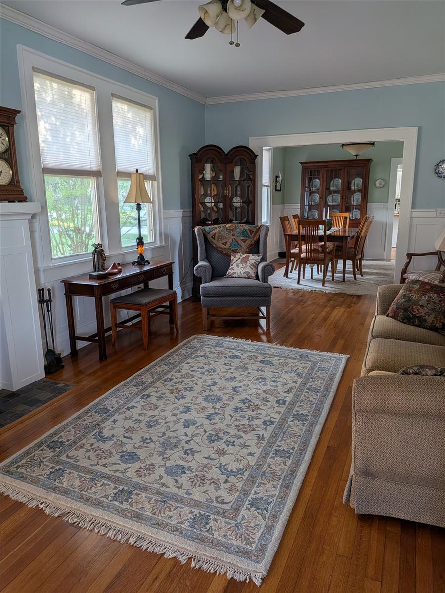 Listing photo 2 for 410 E Park St