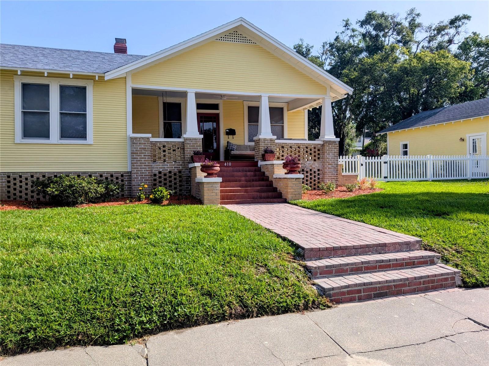 Listing photo 1 for 410 E Park St