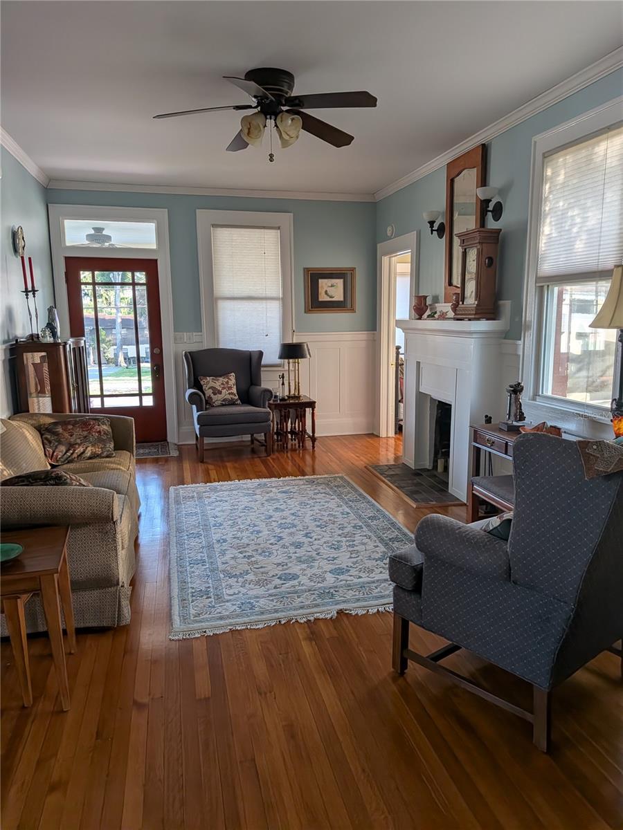 Listing photo 3 for 410 E Park St