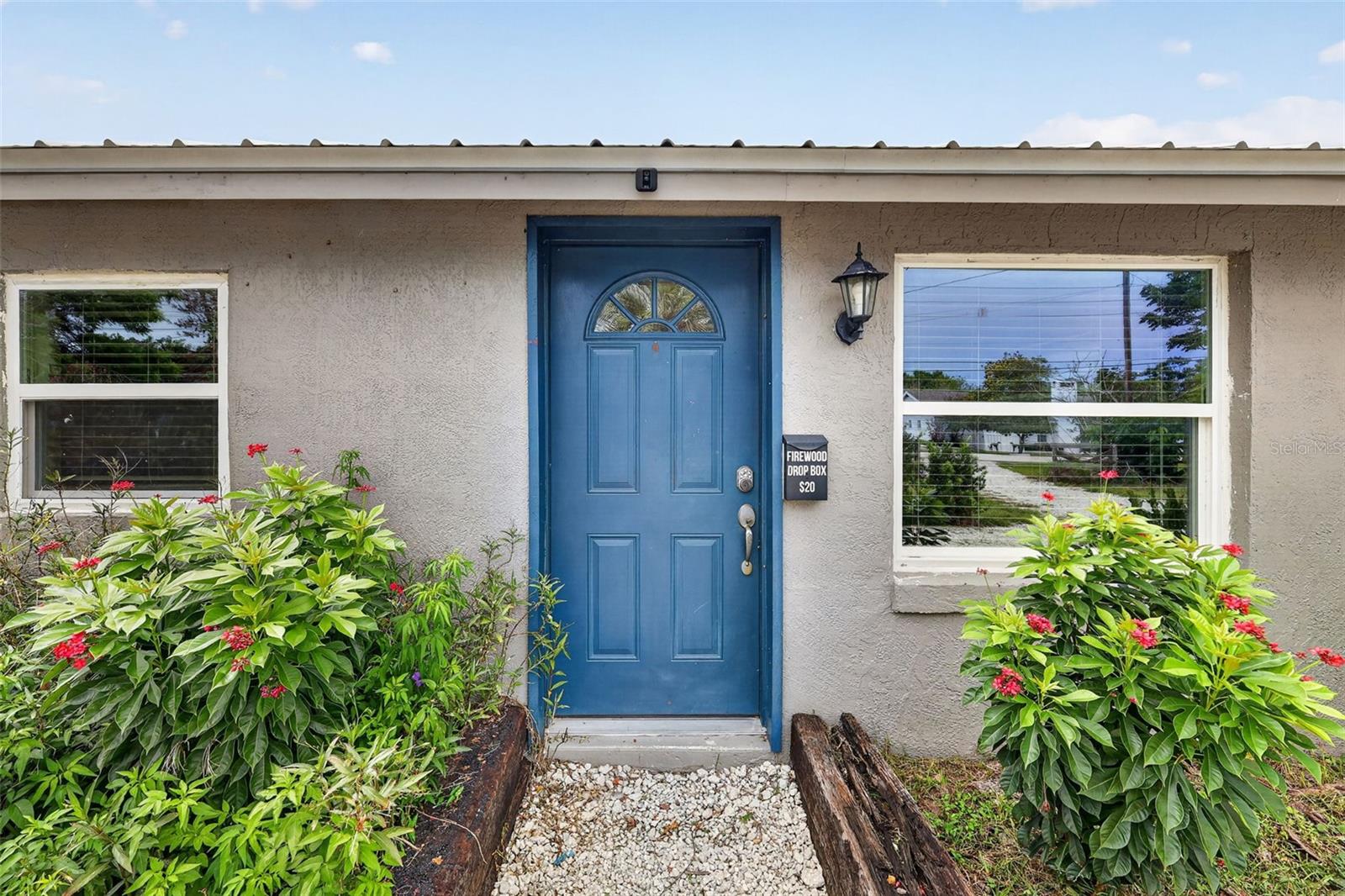 Listing photo 2 for 1111 Dora Ave