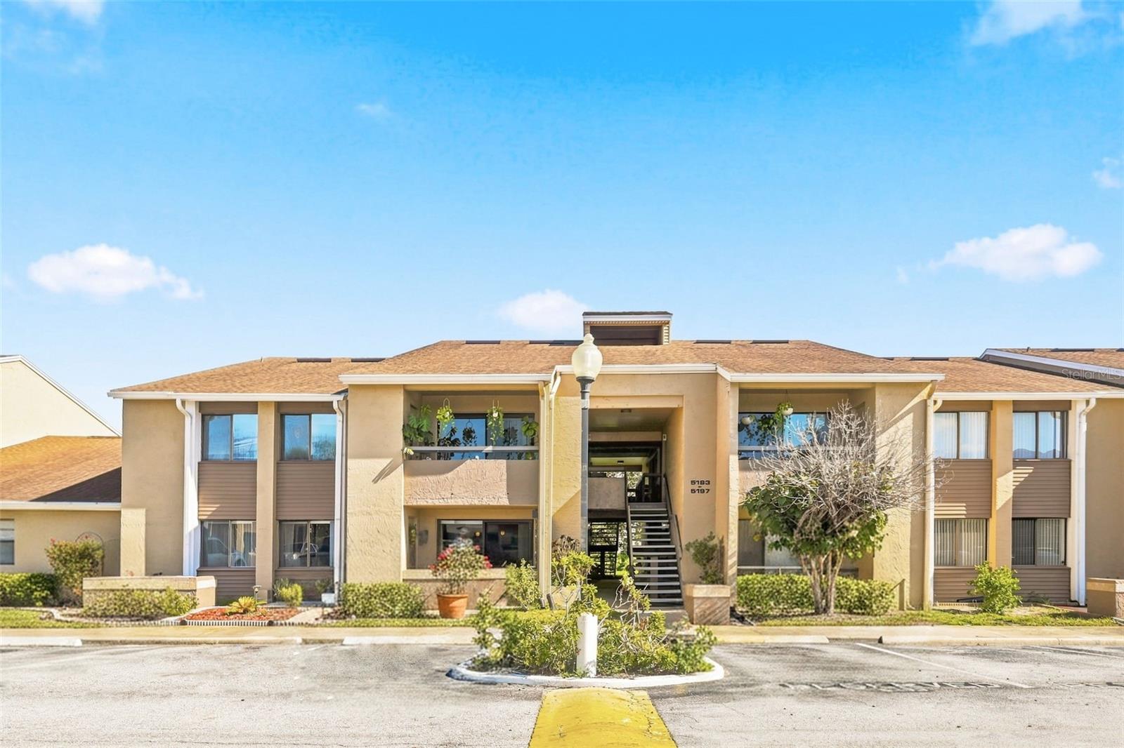 5195 VINELAND ROAD Unit B102