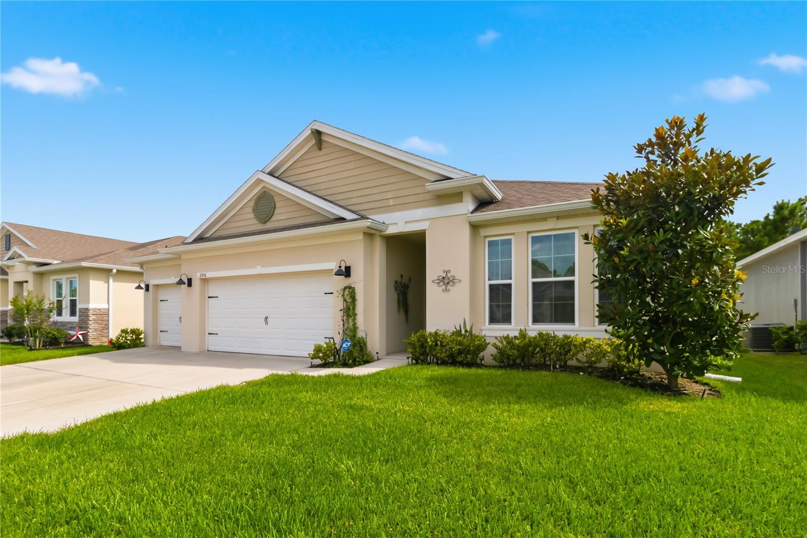 2916 HOODED CRANE COVE