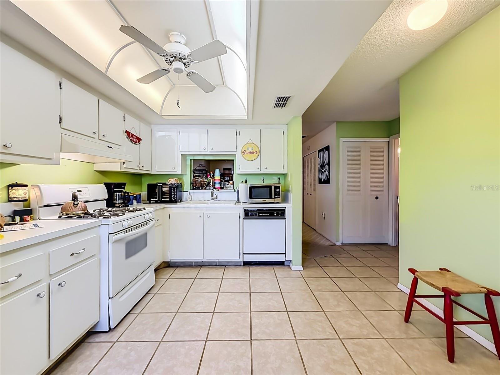 Listing photo 3 for 345 24th St Nw #1