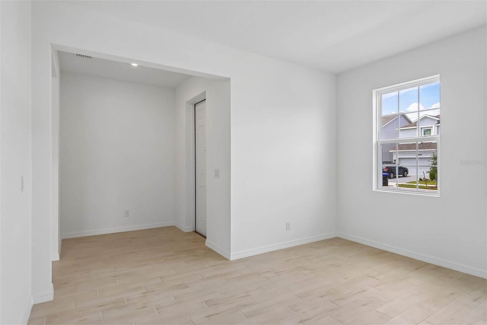 Listing photo 3 for 2627 Cavanaugh Dr