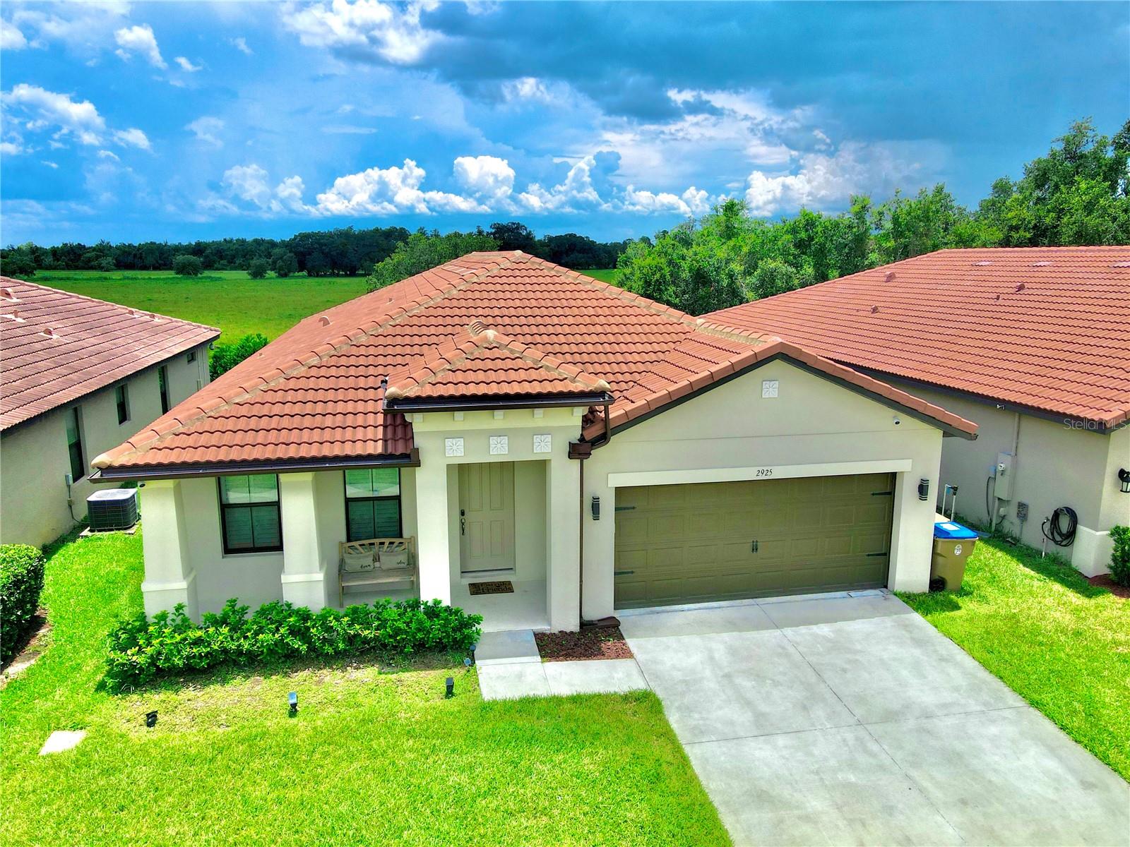 Listing photo 2 for 2925 Siesta View Dr