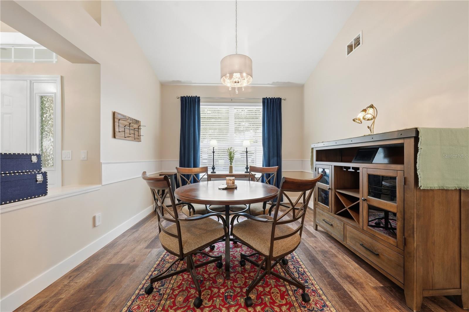 Listing photo 2 for 2360 Park Forest Blvd