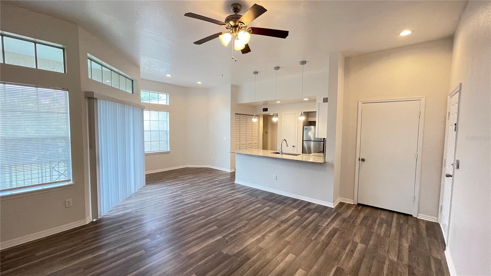 Listing photo 1 for 7270 Westpointe Blvd #933