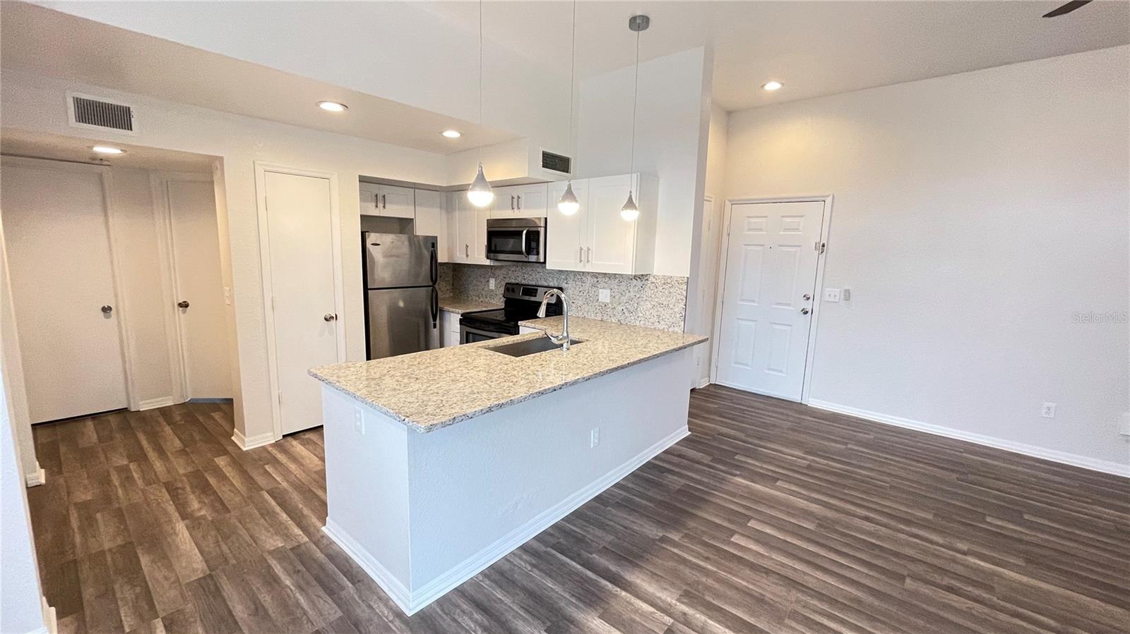 Listing photo 3 for 7270 Westpointe Blvd #933