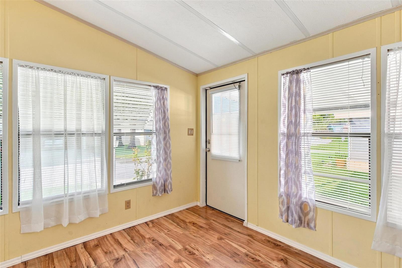 Listing photo 3 for 1875 Stacey Dr