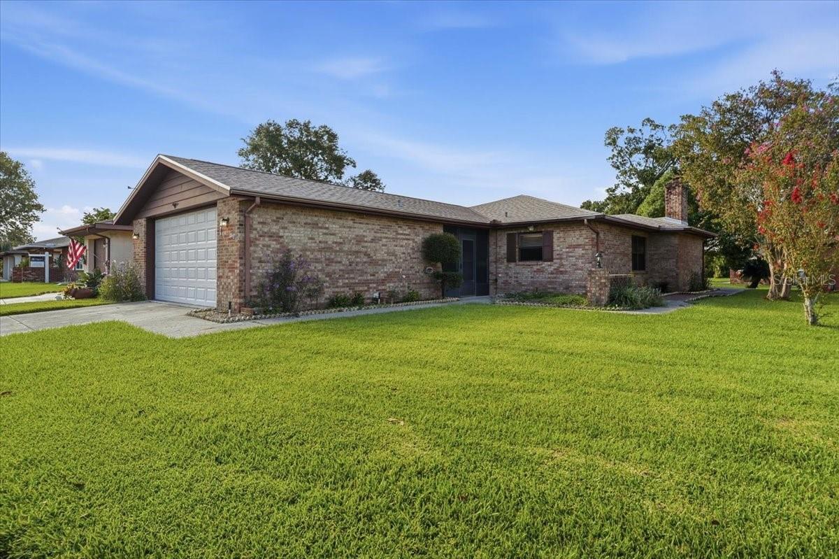 Listing photo 2 for 478 Lake Carolyn Cir