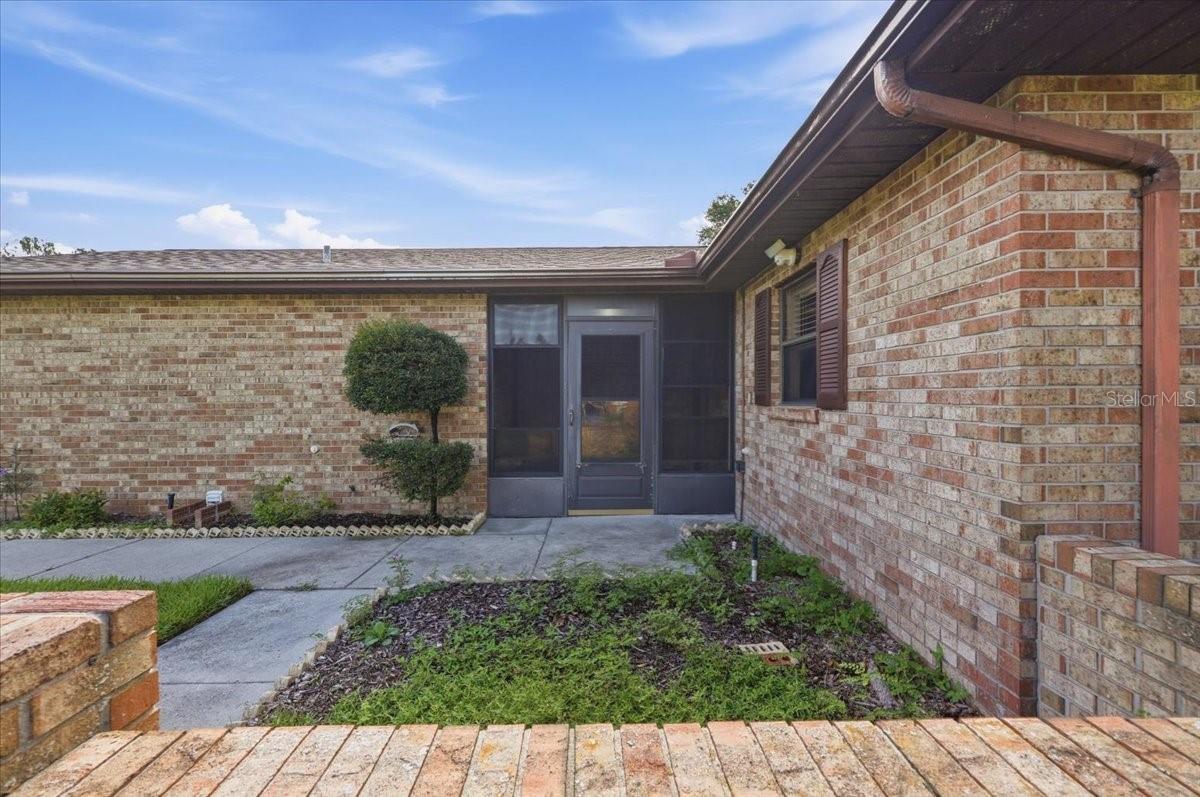 Listing photo 3 for 478 Lake Carolyn Cir