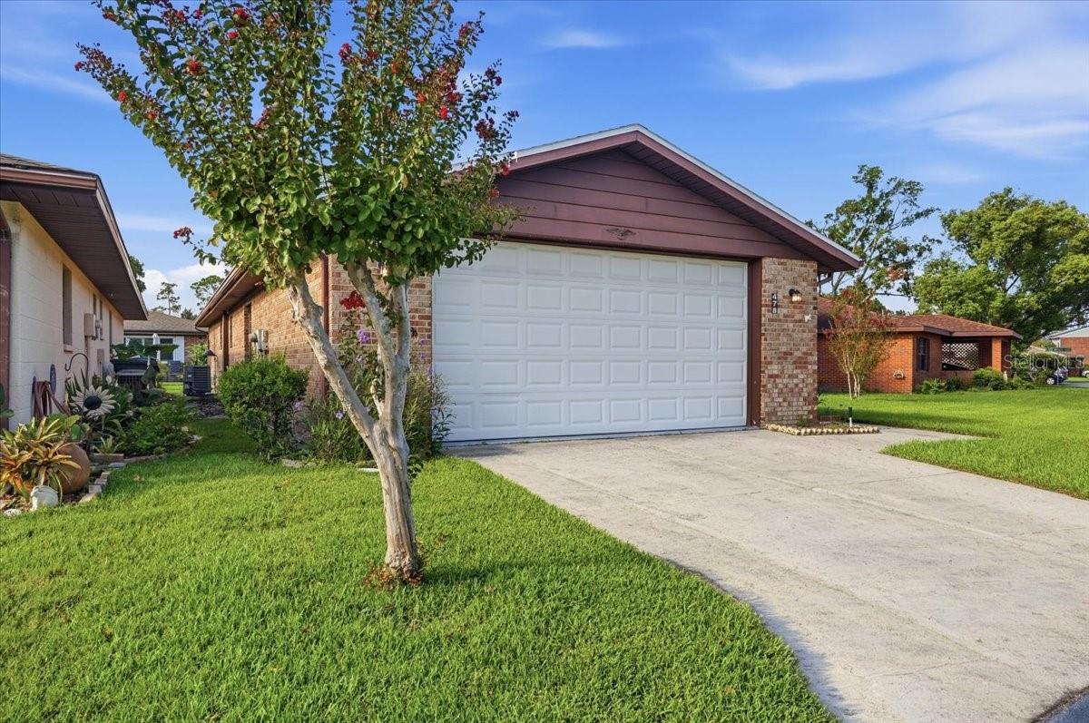 Listing photo 1 for 478 Lake Carolyn Cir