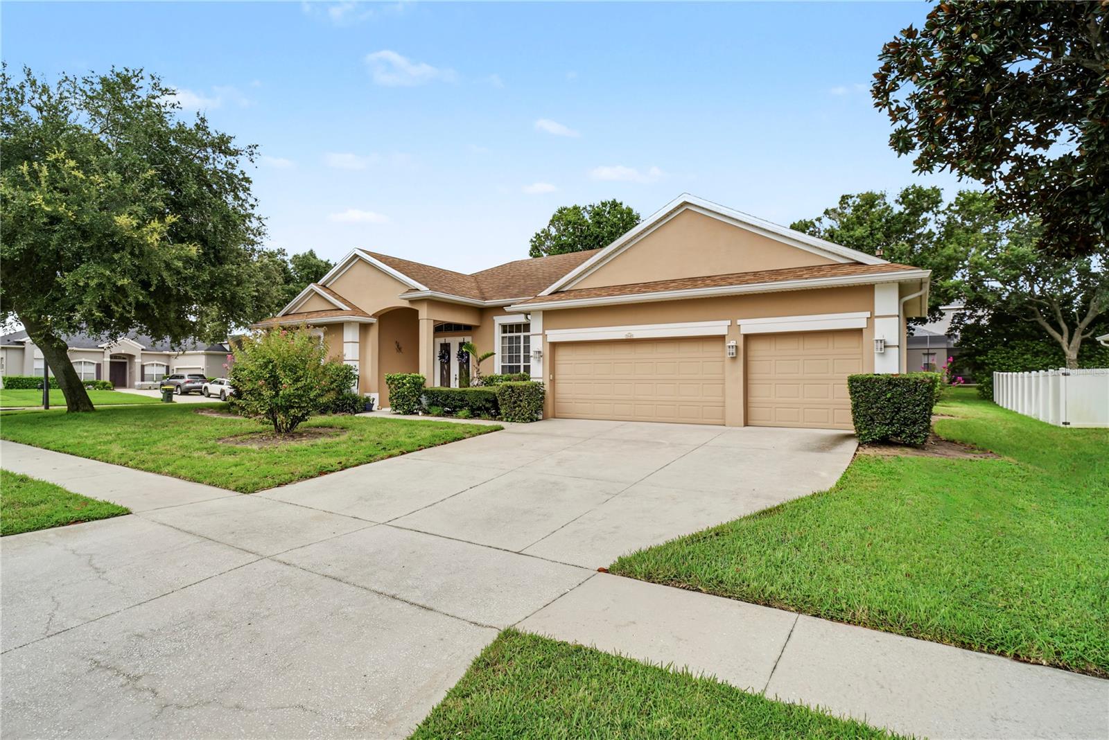 Listing photo 3 for 2648 Valiant Dr