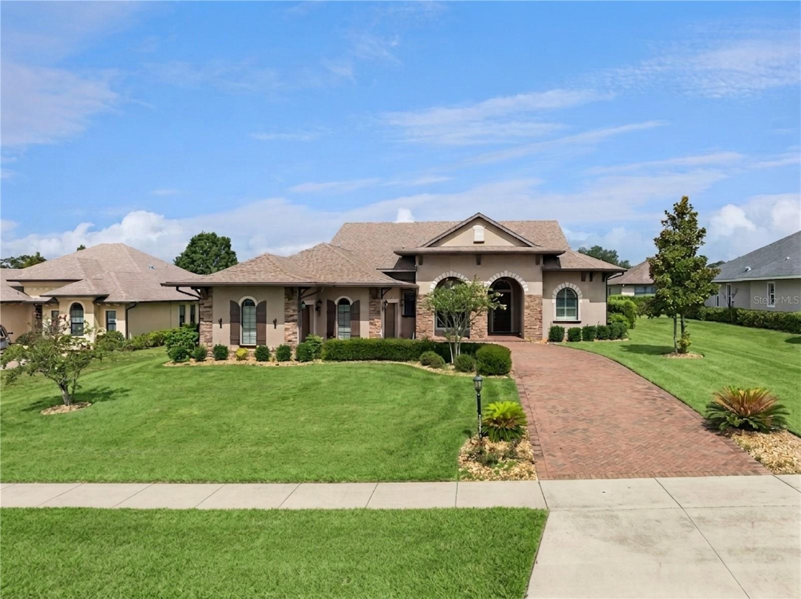 Listing photo 1 for 39513 Hillrise Ln