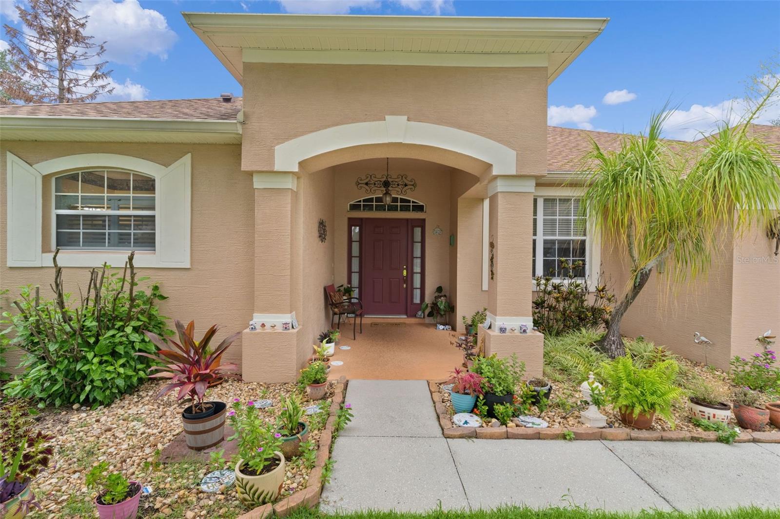 Listing photo 3 for 2660 Ledgemont Ct