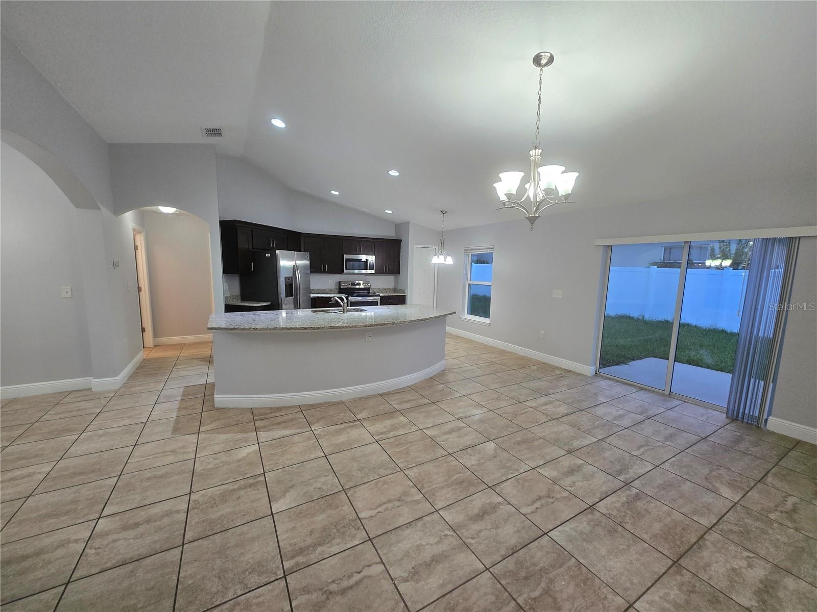 Listing photo 3 for 356 Gardenia Ct