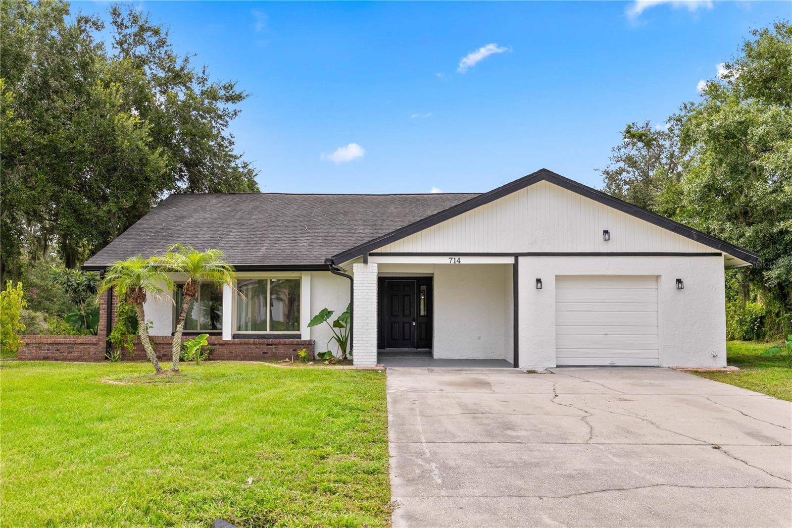 Listing photo 2 for 714 Divot Ln
