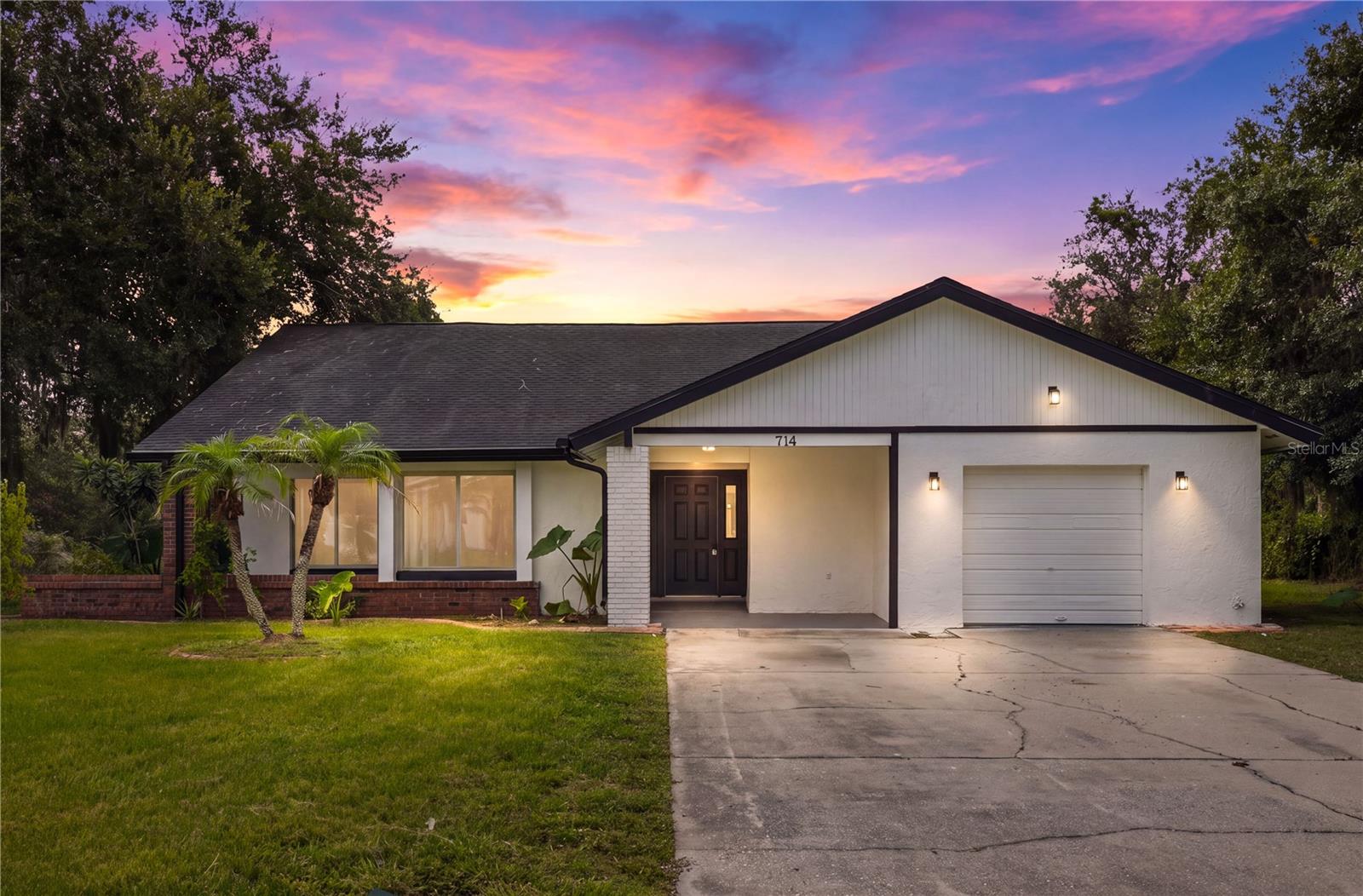 Listing photo 3 for 714 Divot Ln