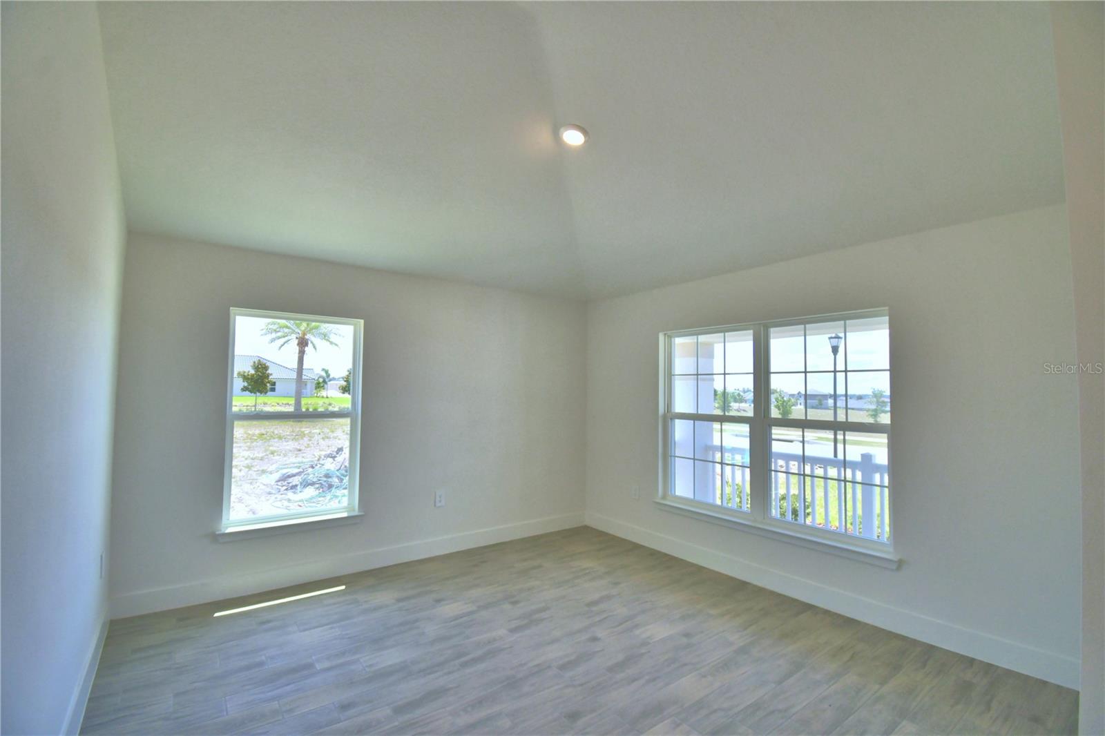 Listing photo 2 for 5415 Waterside Dr
