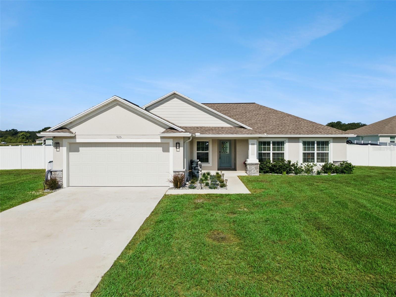 Listing photo 1 for 925 Lochland Loop