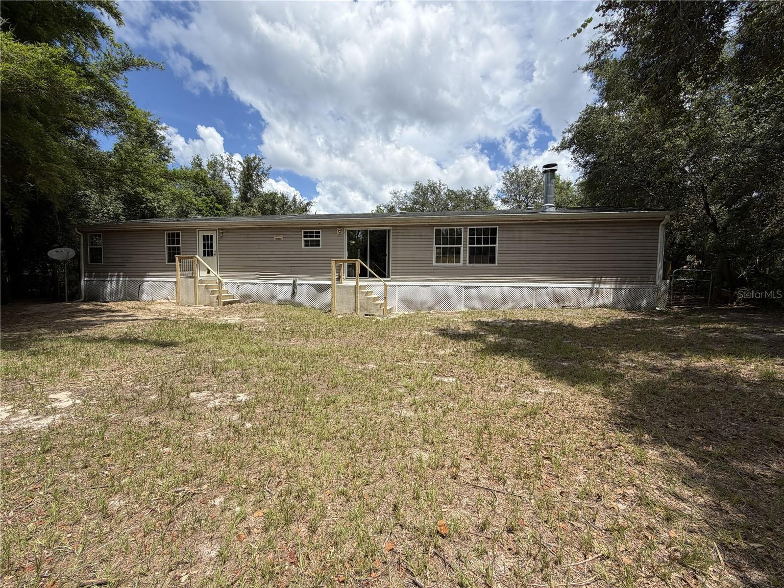 Listing photo 2 for 41527 Paradise Rd