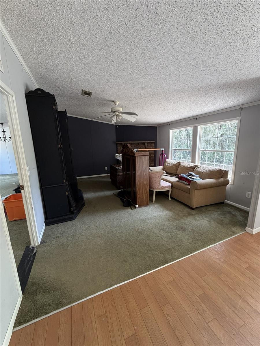 Listing photo 3 for 41527 Paradise Rd