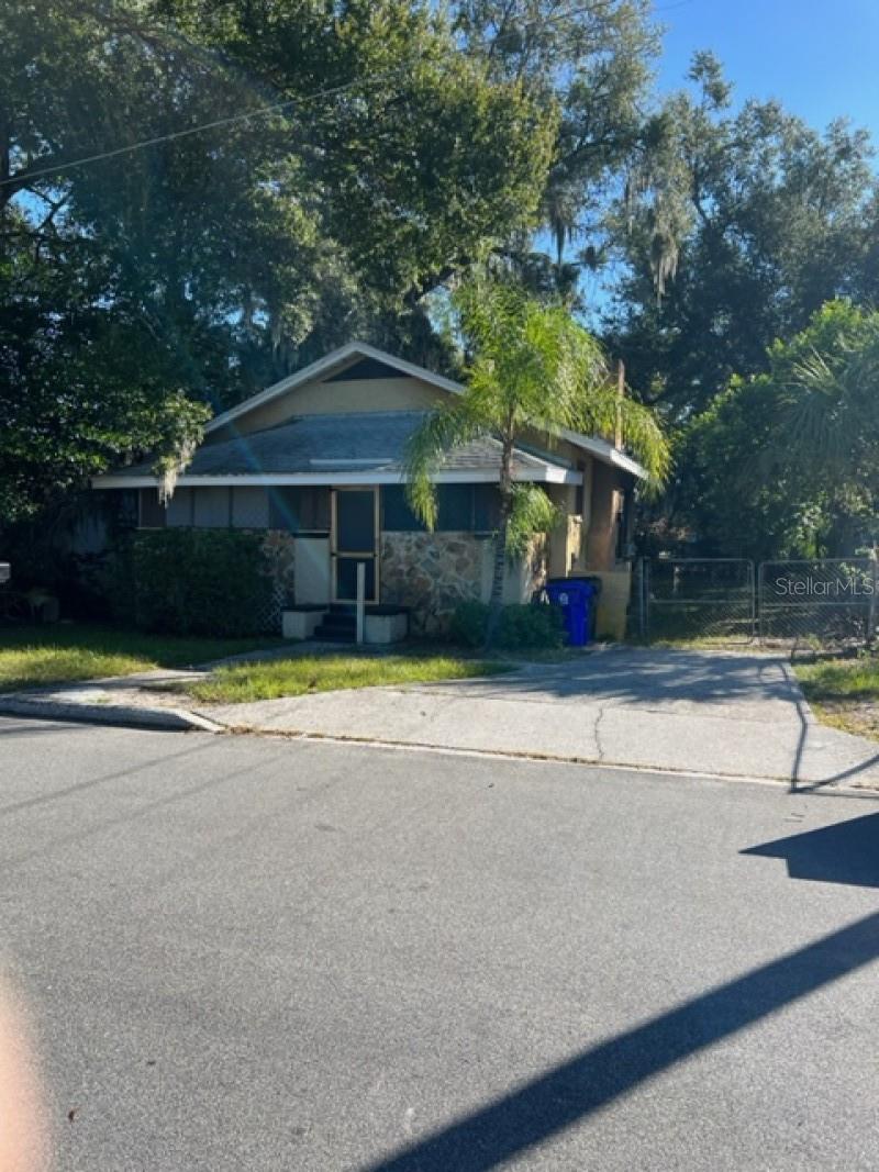 Listing photo 1 for 1031 N Florence Ave