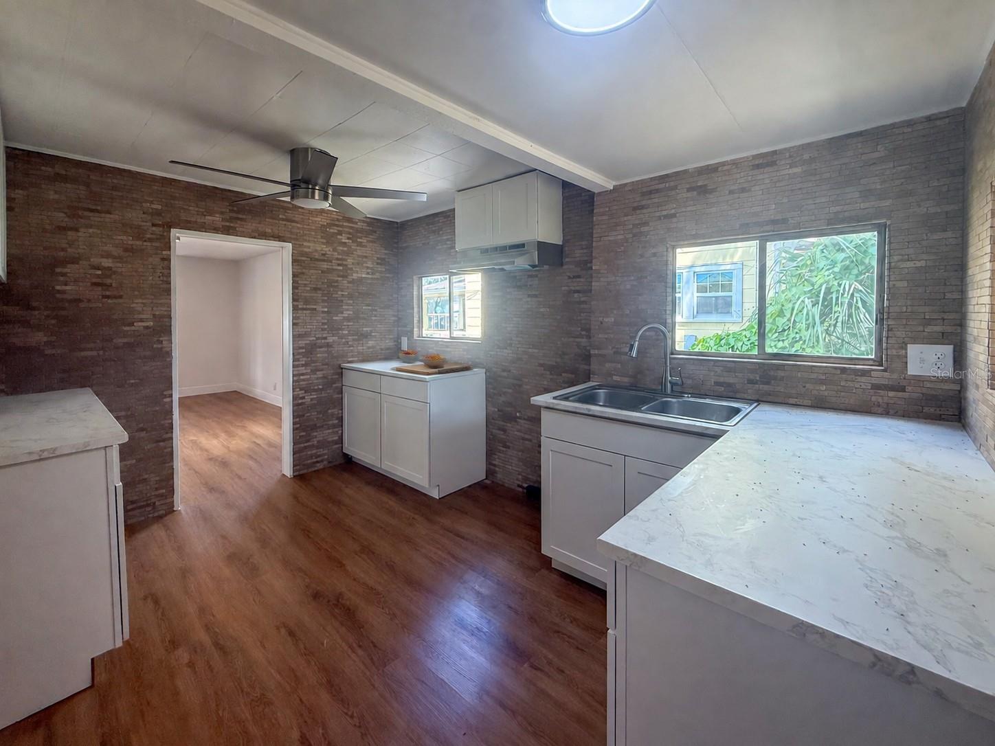 Listing photo 3 for 19 N Mary St