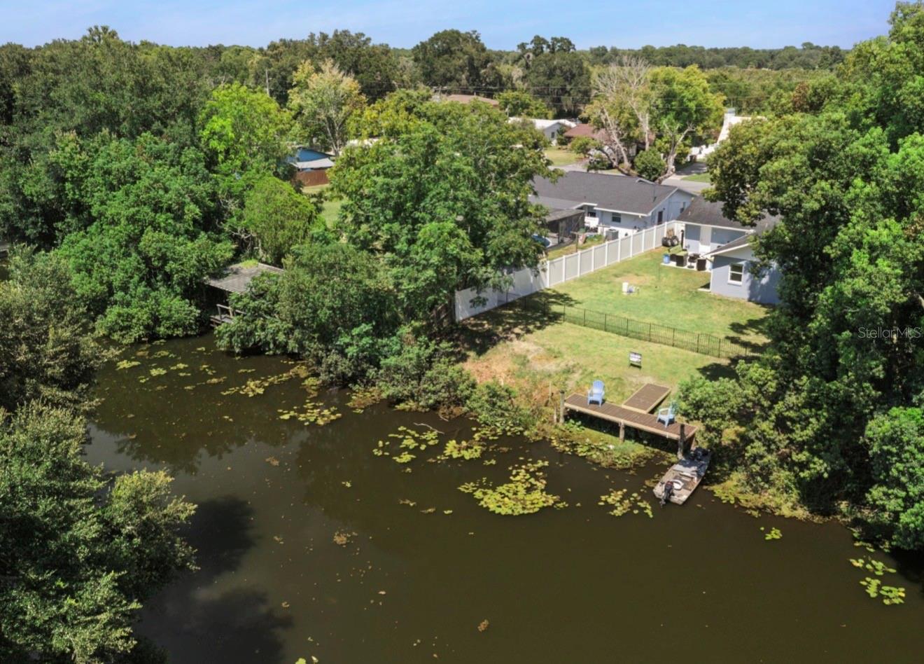Listing photo 2 for 27821 Lois Dr