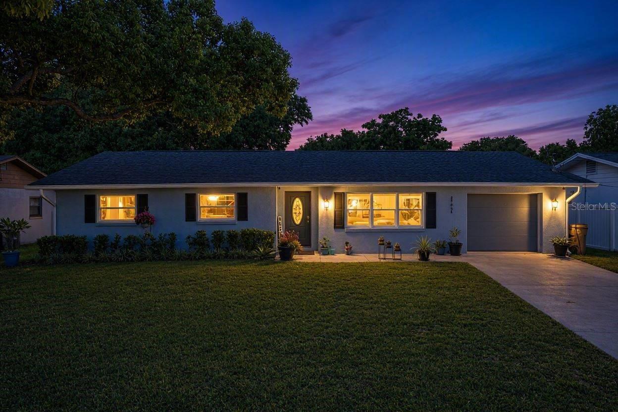 Listing photo 1 for 27821 Lois Dr