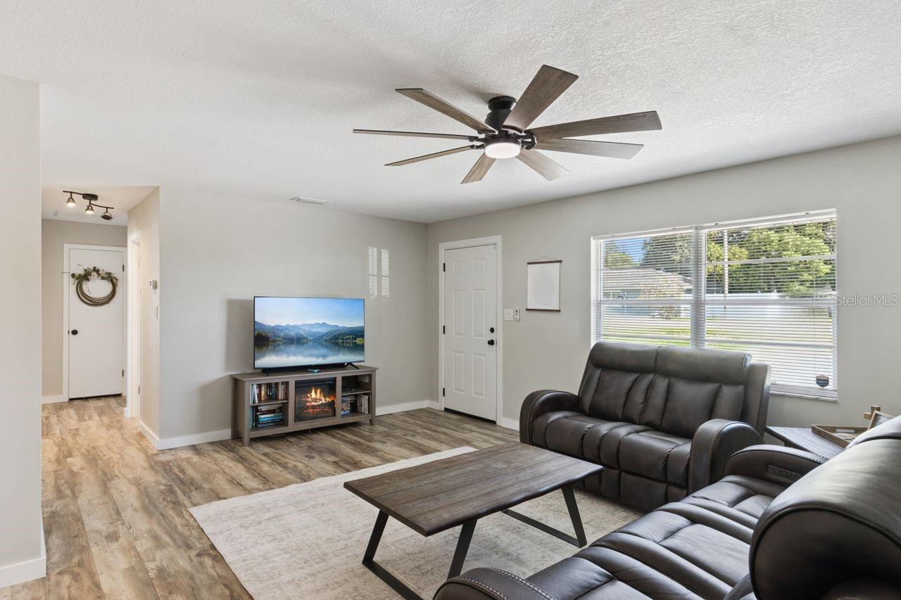 Listing photo 3 for 220 Aldo Dr